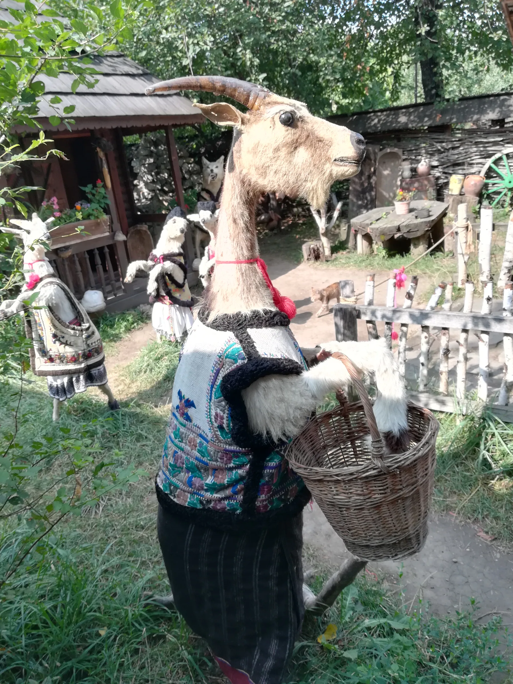 Scena „Capra cu trei iezi” din parcul tematic, cu personaje în port popular