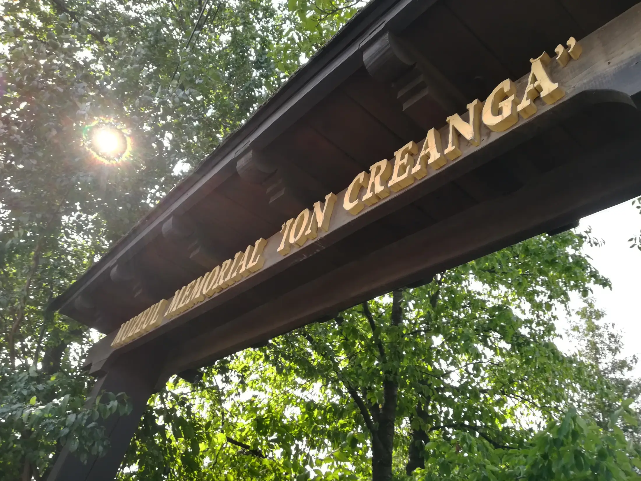 Poarta de intrare cu inscripția „Muzeul Memorial Ion Creangă”